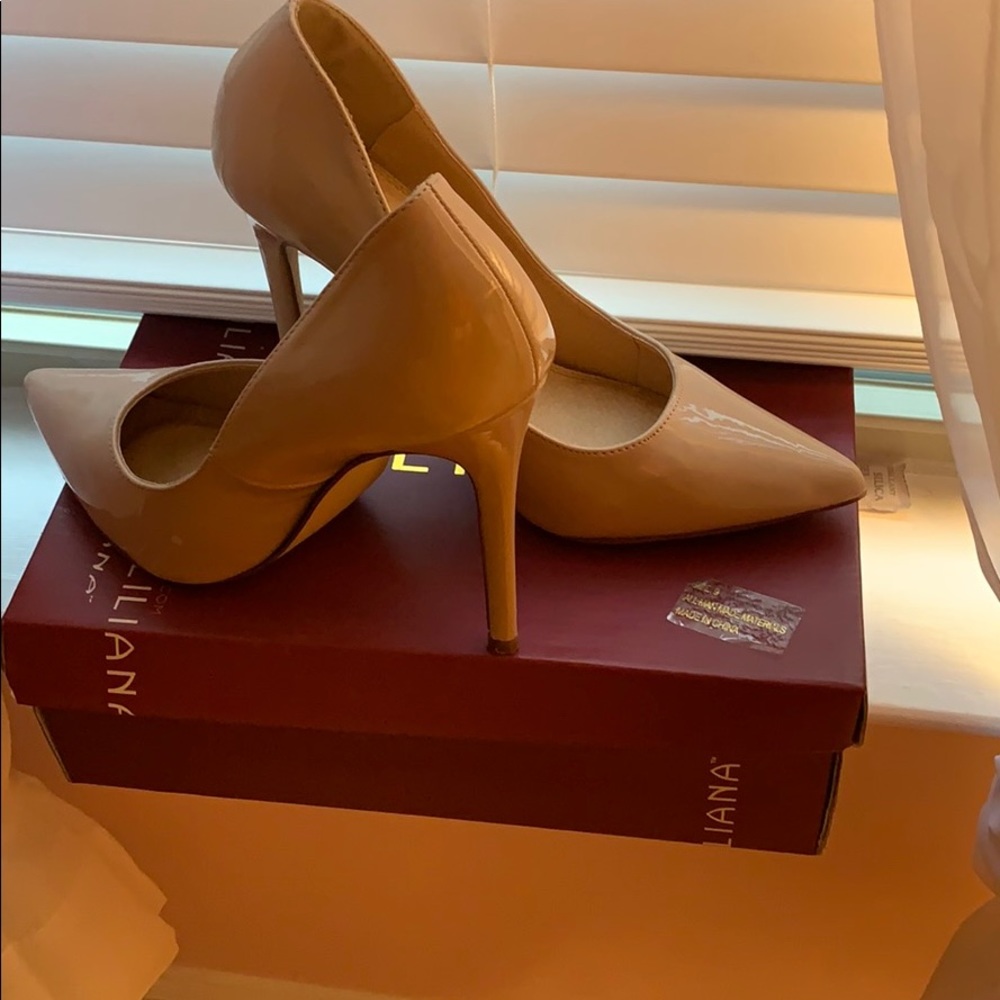 Patent leather nude pumps